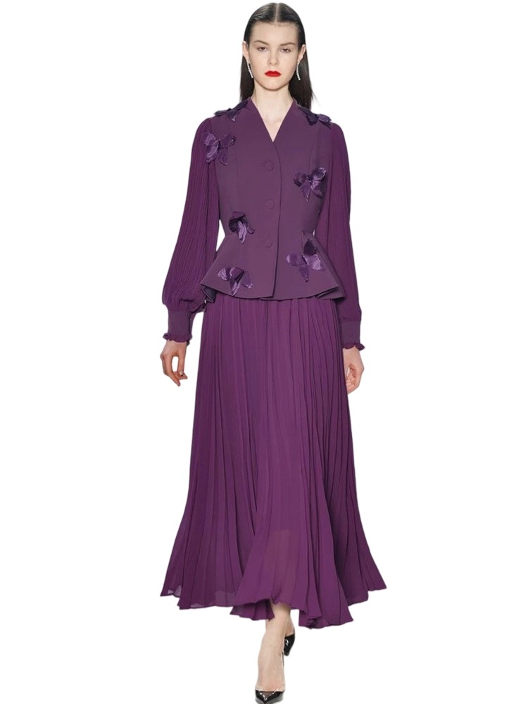 A retro bow-appliqué dress with pleated panel design